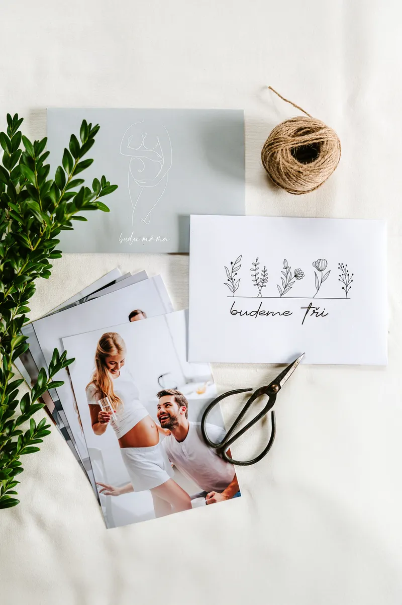 Obálka s motivem Budeme tři – těhotenské fotografie