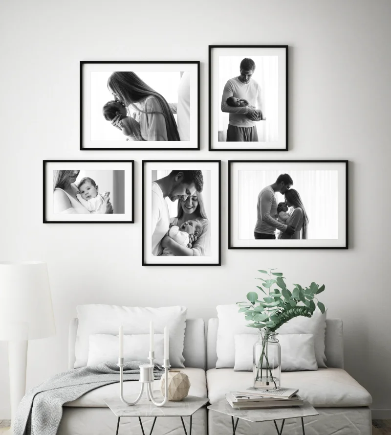 Fotografie v rámu nad nábytkem